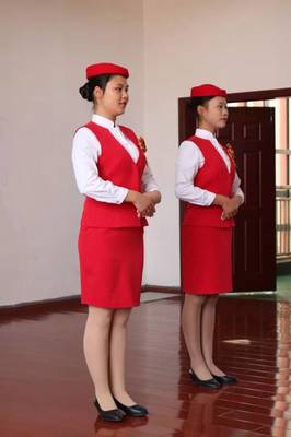 吉水團(tuán)縣委組織勤練禮儀迎來賓，服務(wù)活動敬萬里