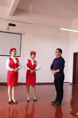 吉水團(tuán)縣委組織勤練禮儀迎來賓，服務(wù)活動敬萬里展覽